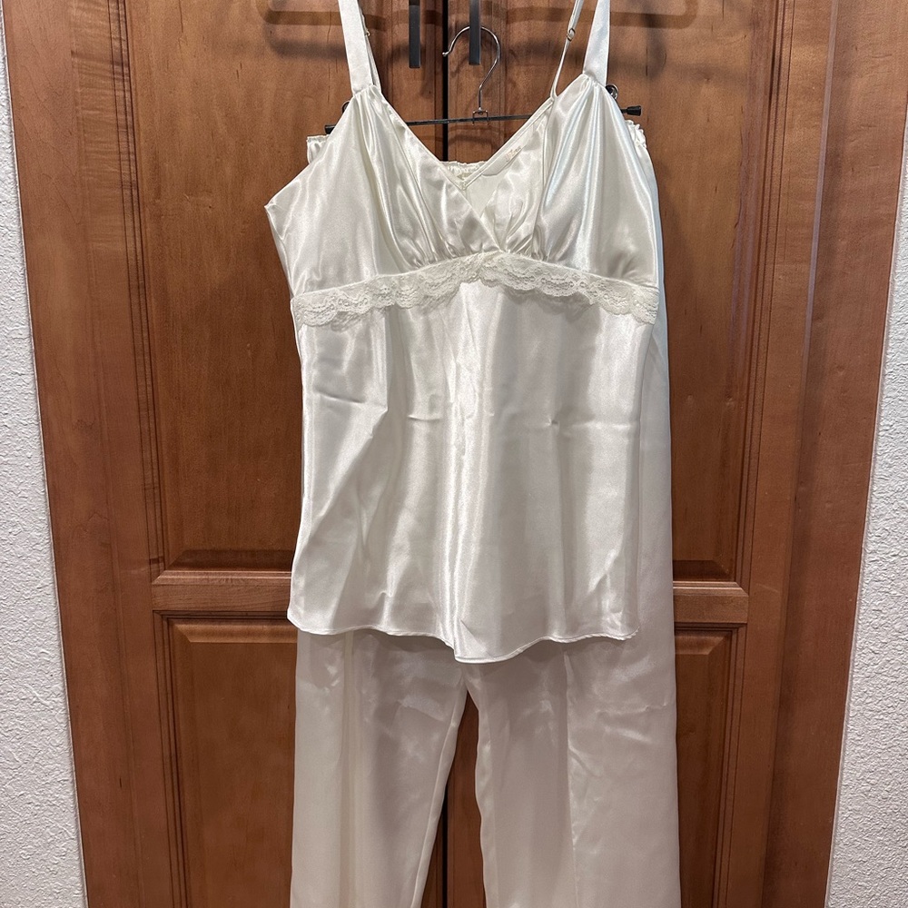 Flora Women’s Silky 2 Piece Pajama Set